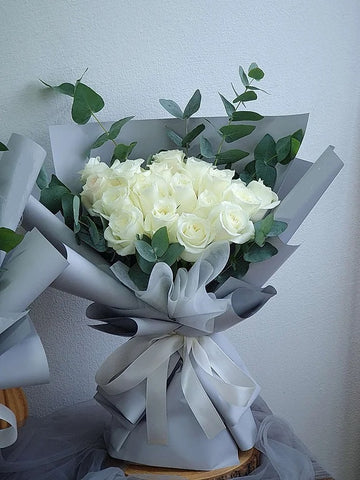 24 white Roses