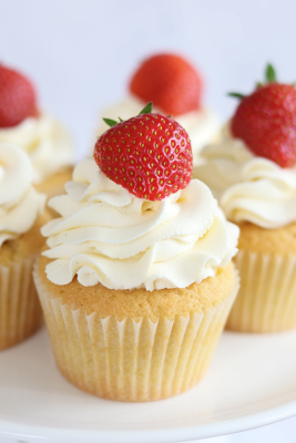 Vanilla-cupcakes With Strawberries