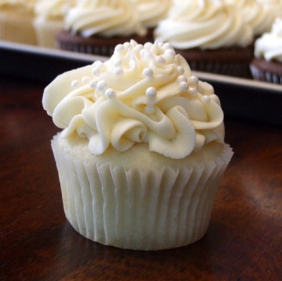 White-wedding-cupcake